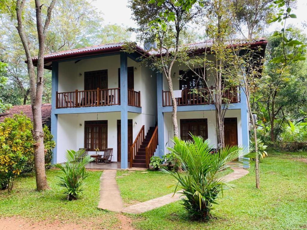 Isanka Lion Lodge Sigiriya Ngoại thất bức ảnh