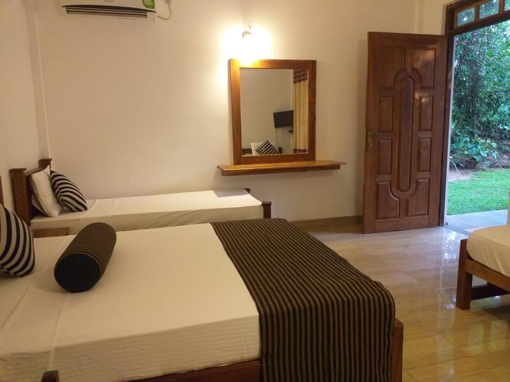 Isanka Lion Lodge Sigiriya Ngoại thất bức ảnh