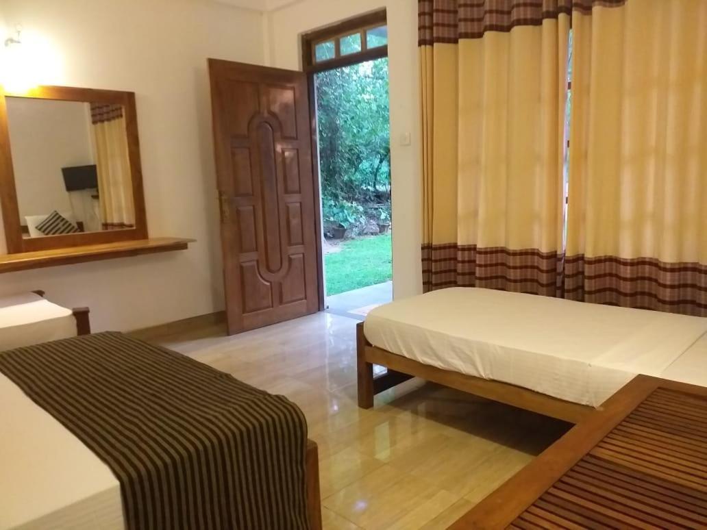 Isanka Lion Lodge Sigiriya Ngoại thất bức ảnh